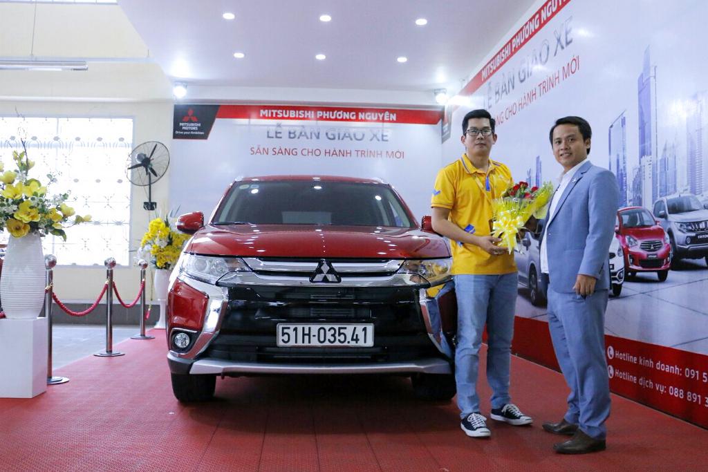 Thang Loi Group presents a luxury car to excellent sales director, Mr. Pham Van Binh