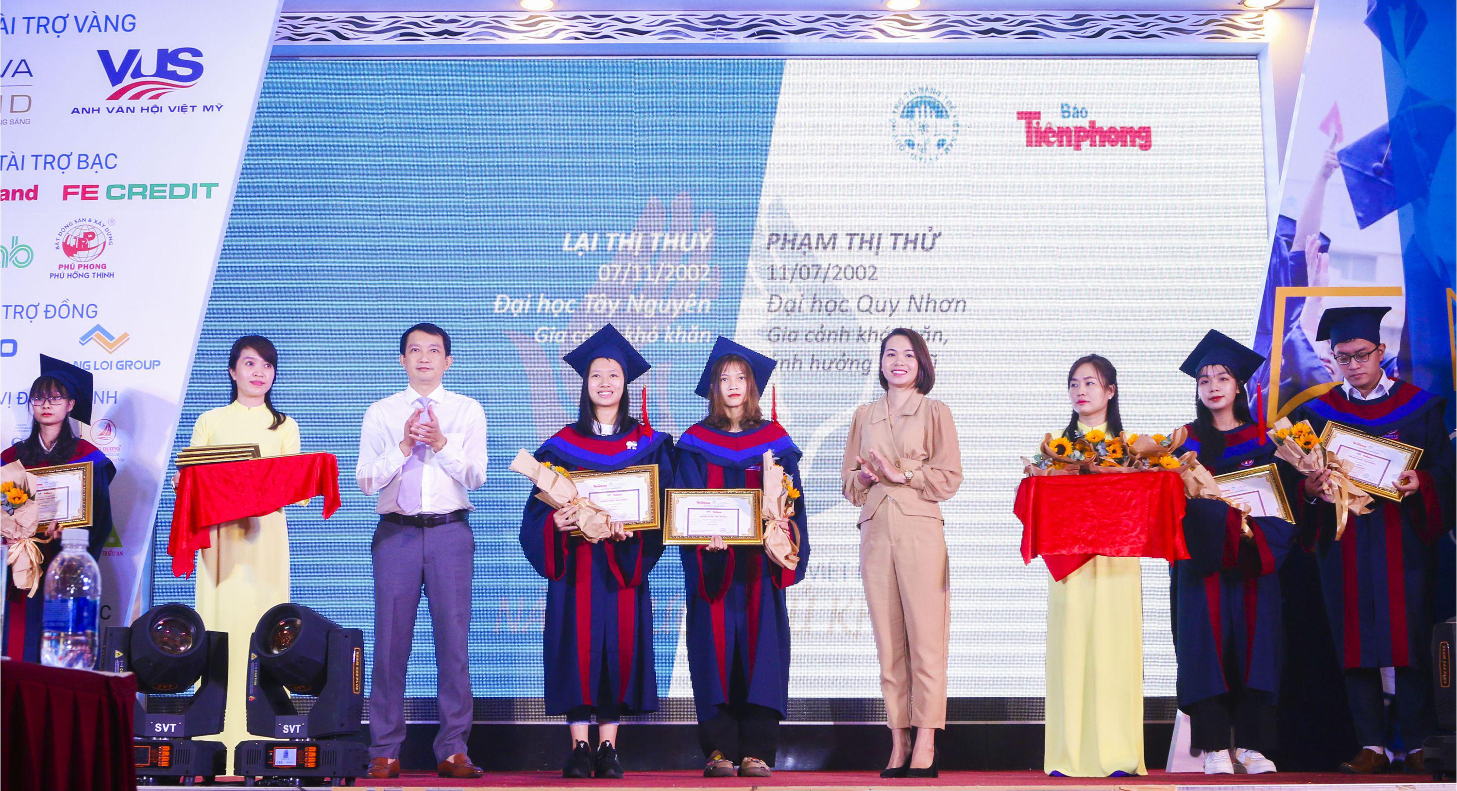 Thang Loi Group awarded scholarships to 24 valedictorians in Construction and Real Estate