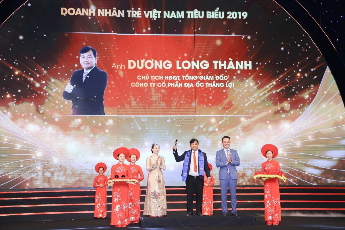 chu-tich-hdqt- thang-loi-grou p-vinh-du-top- 100-doanh-nhan -tre-tieu-bieu .jpg