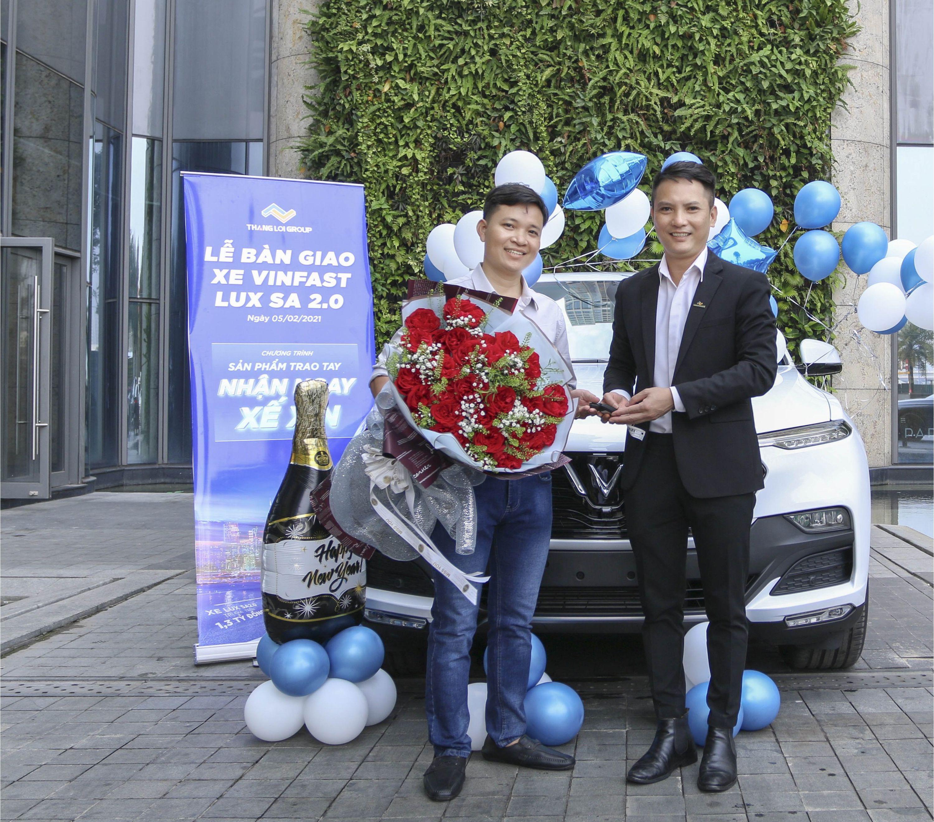 Thang Loi Group hands over cars to customers who win the program 